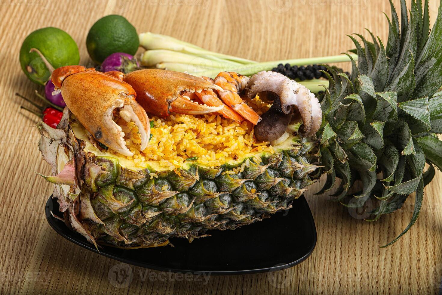 ris med skaldjur i ananas foto