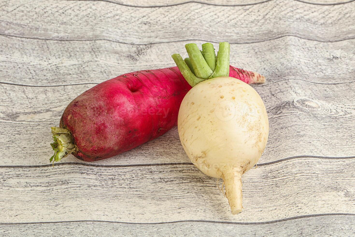 färsk grönsak - daikon för vegansk mat foto