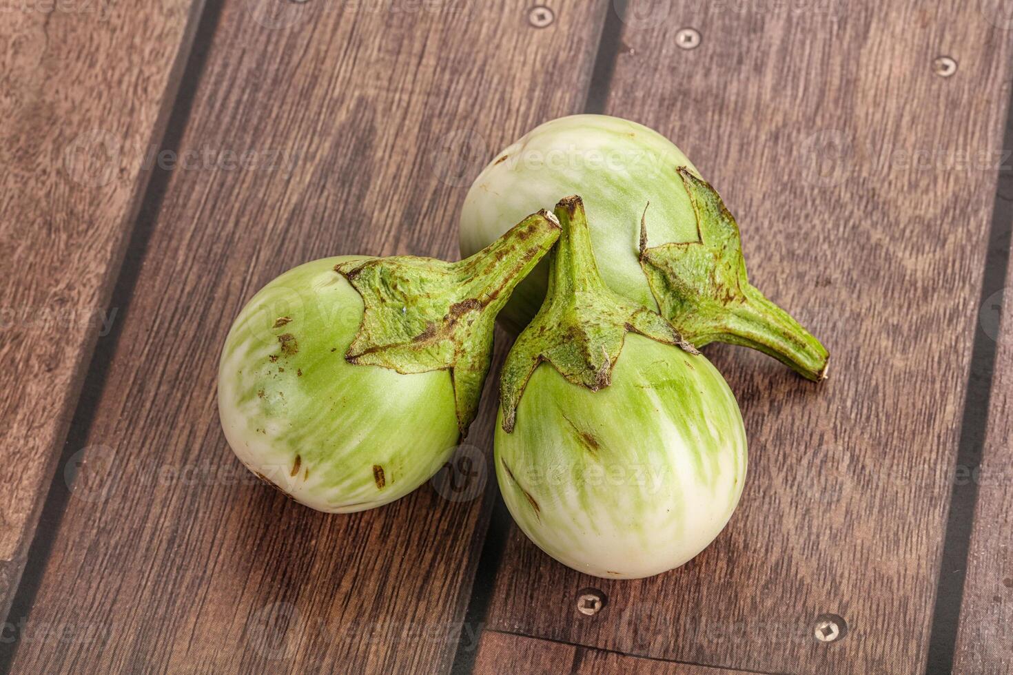 rå grön runda äggplanta vegetabiliska foto