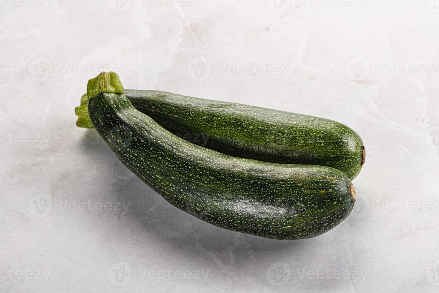 rå ung små grön zucchini foto