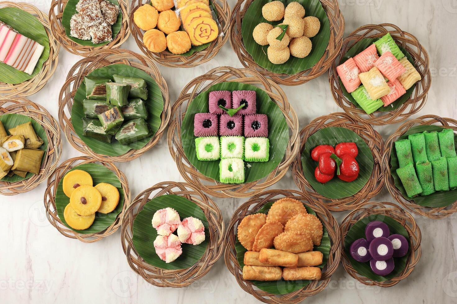 olika färgrik jajan pasar, traditionell indonesiska mellanmål. foto
