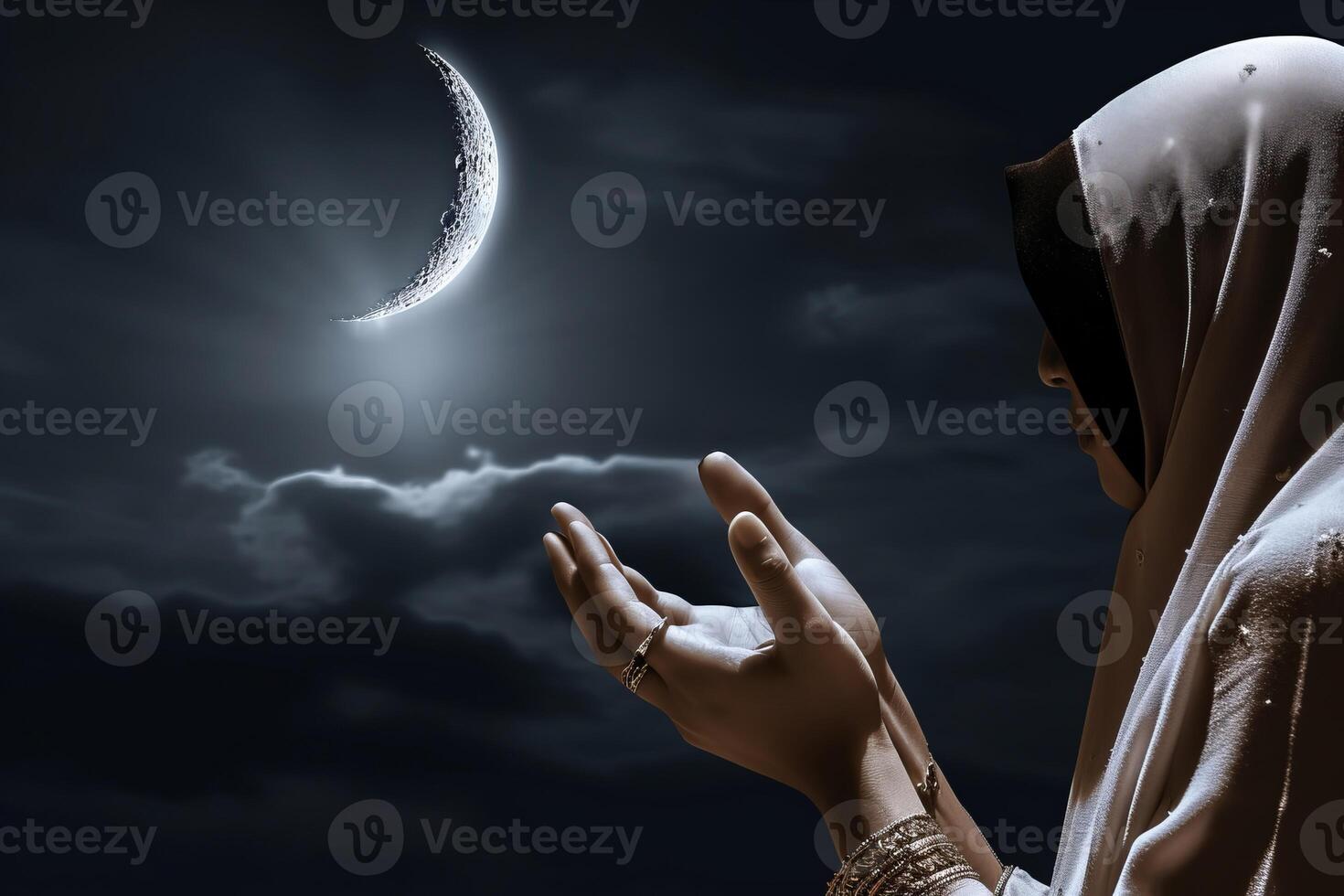 ai genererad moslem kvinnor bön- under de halvmåne måne på natt foto