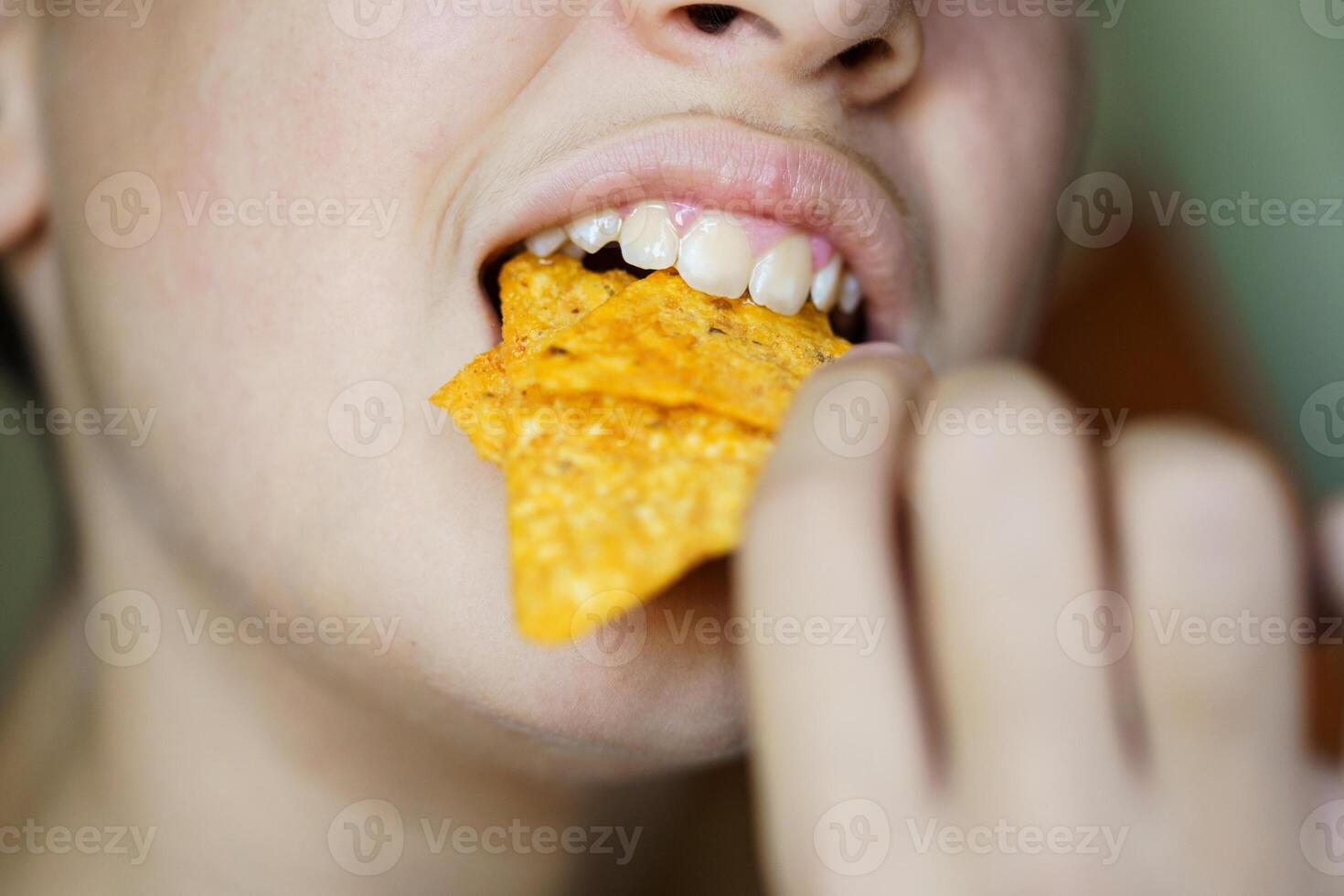 beskära anonym flicka bitande smaskigt knaprig mexikansk tortilla pommes frites foto