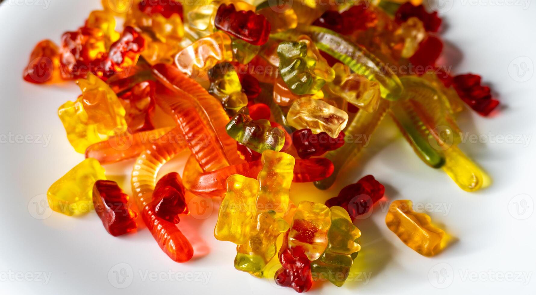 gelé klibbig björnar och ormar färgrik frukt gummi godis foto