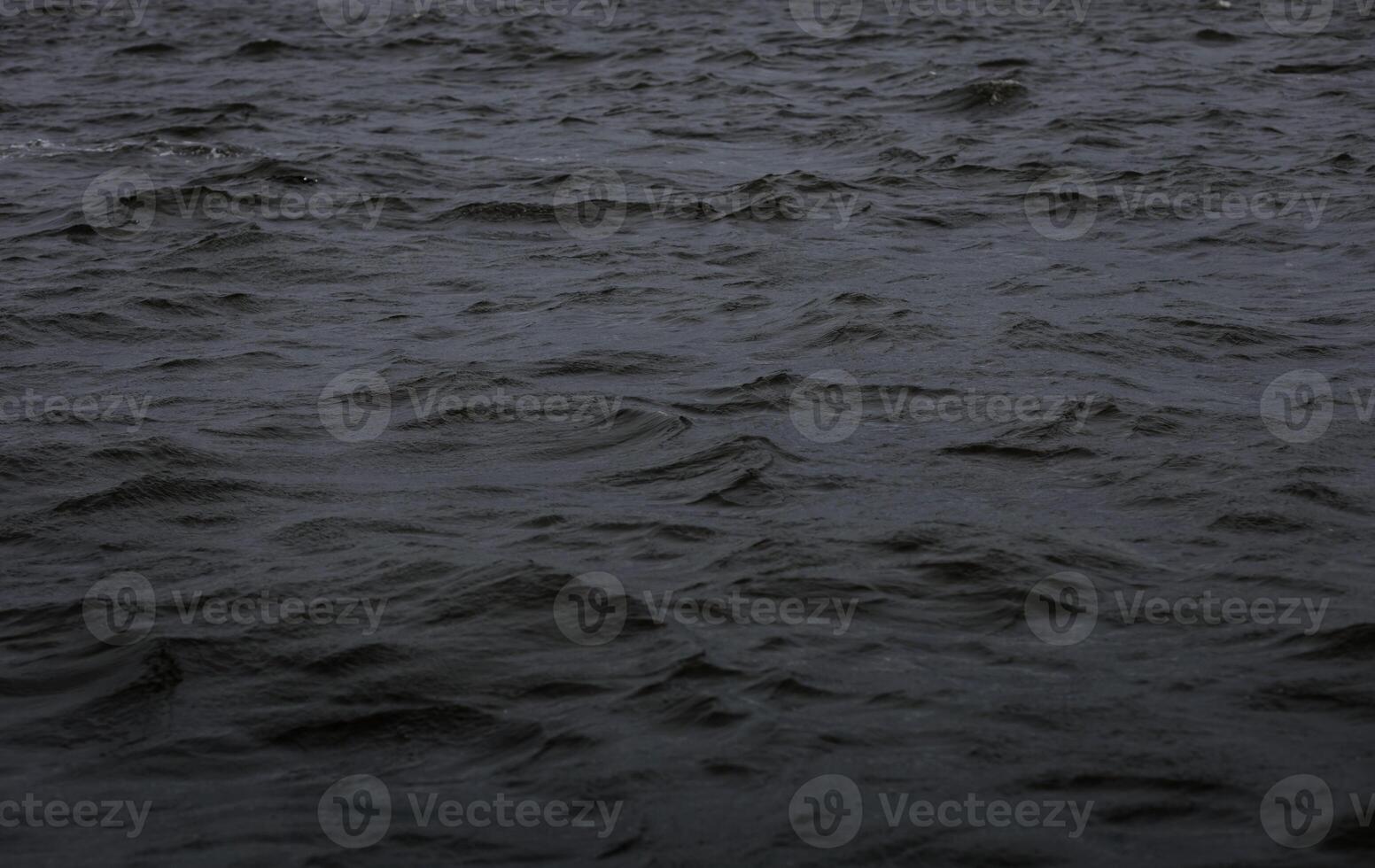 mörk vatten yta. foto