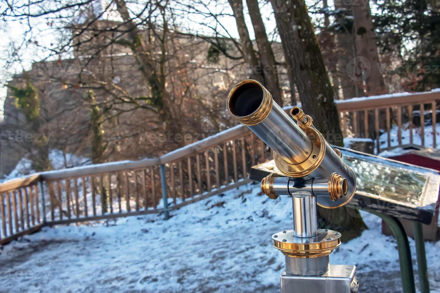 teleskop på de väggar av de Hohensalzburg fästning utsikt de gammal stad. foto