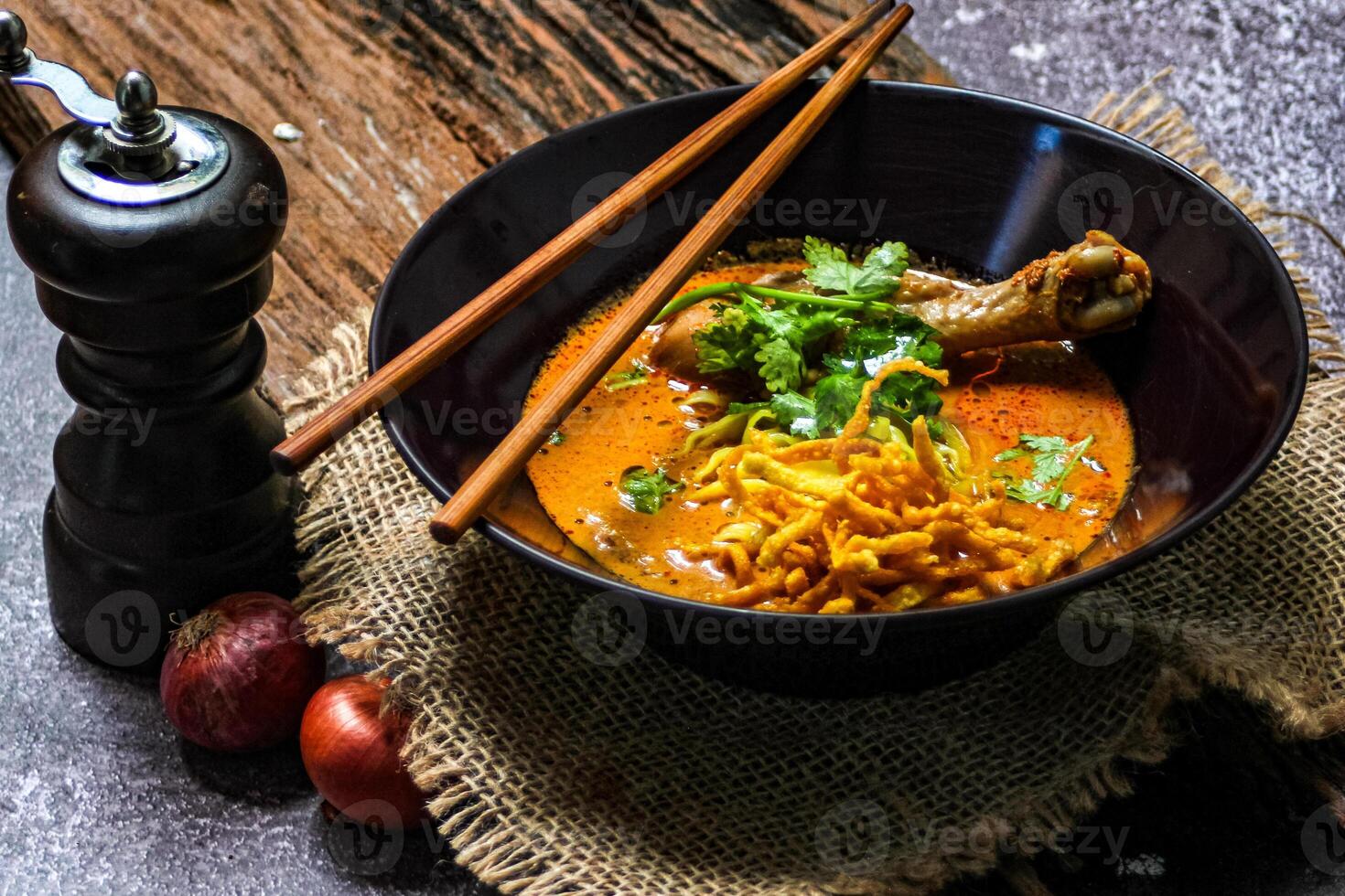 khao så jag recept khao soi,khao så jag kai, thai spaghetti khao så jag, kyckling curry med krydda på trä- golv, nordlig thai mat begrepp. lanna mat foto