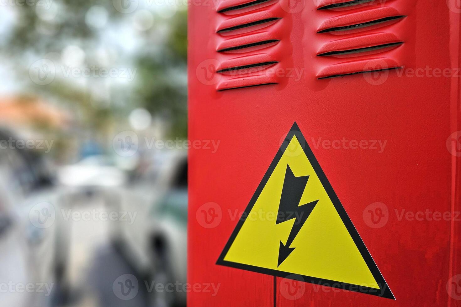 hög Spänning tecken på röd elektrisk kontrollera låda. foto