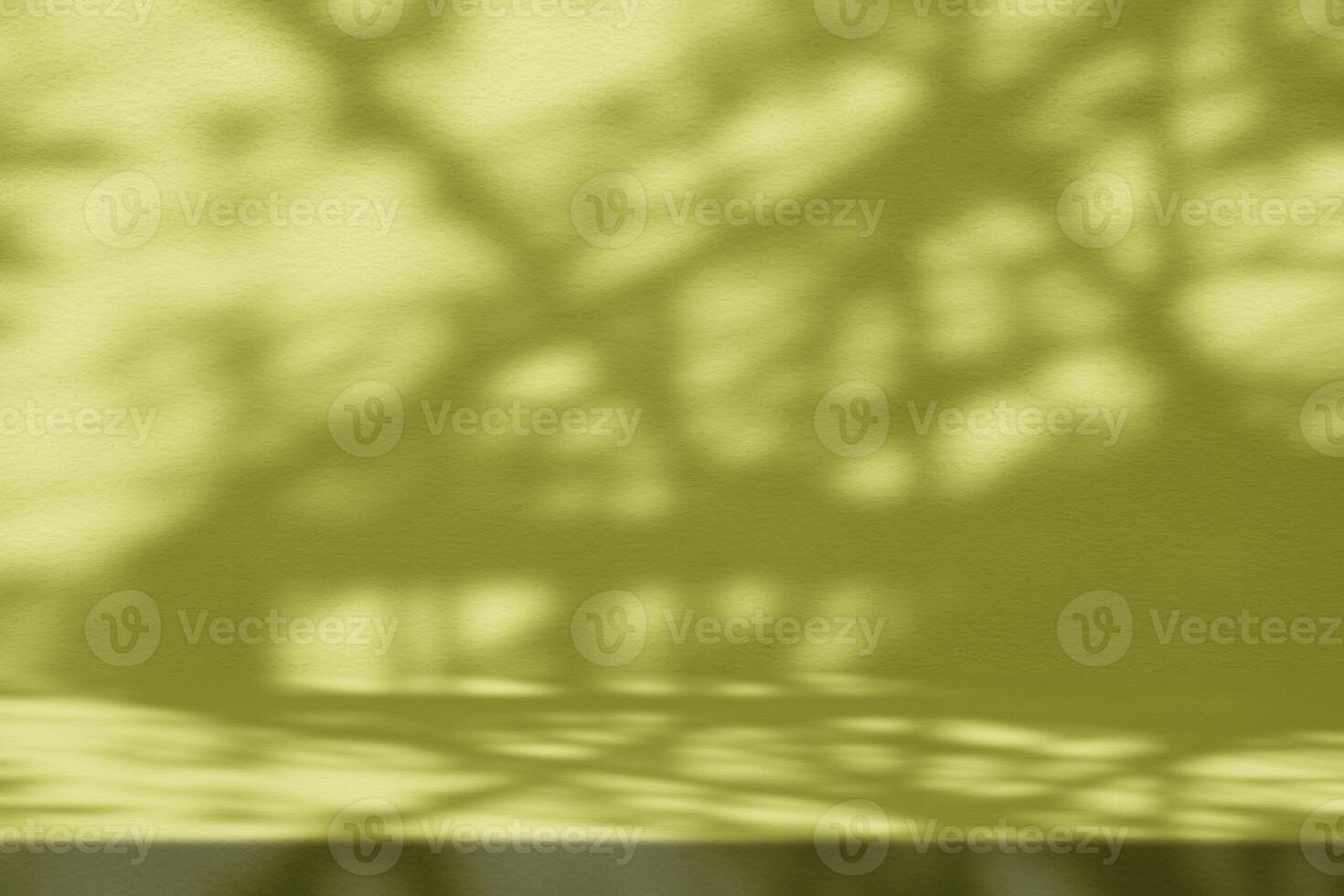 gul grön stuck tabell med natur skugga på betong vägg textur bakgrund, lämplig för kosmetisk produkt presentation bakgrund, visa, och falsk upp. foto