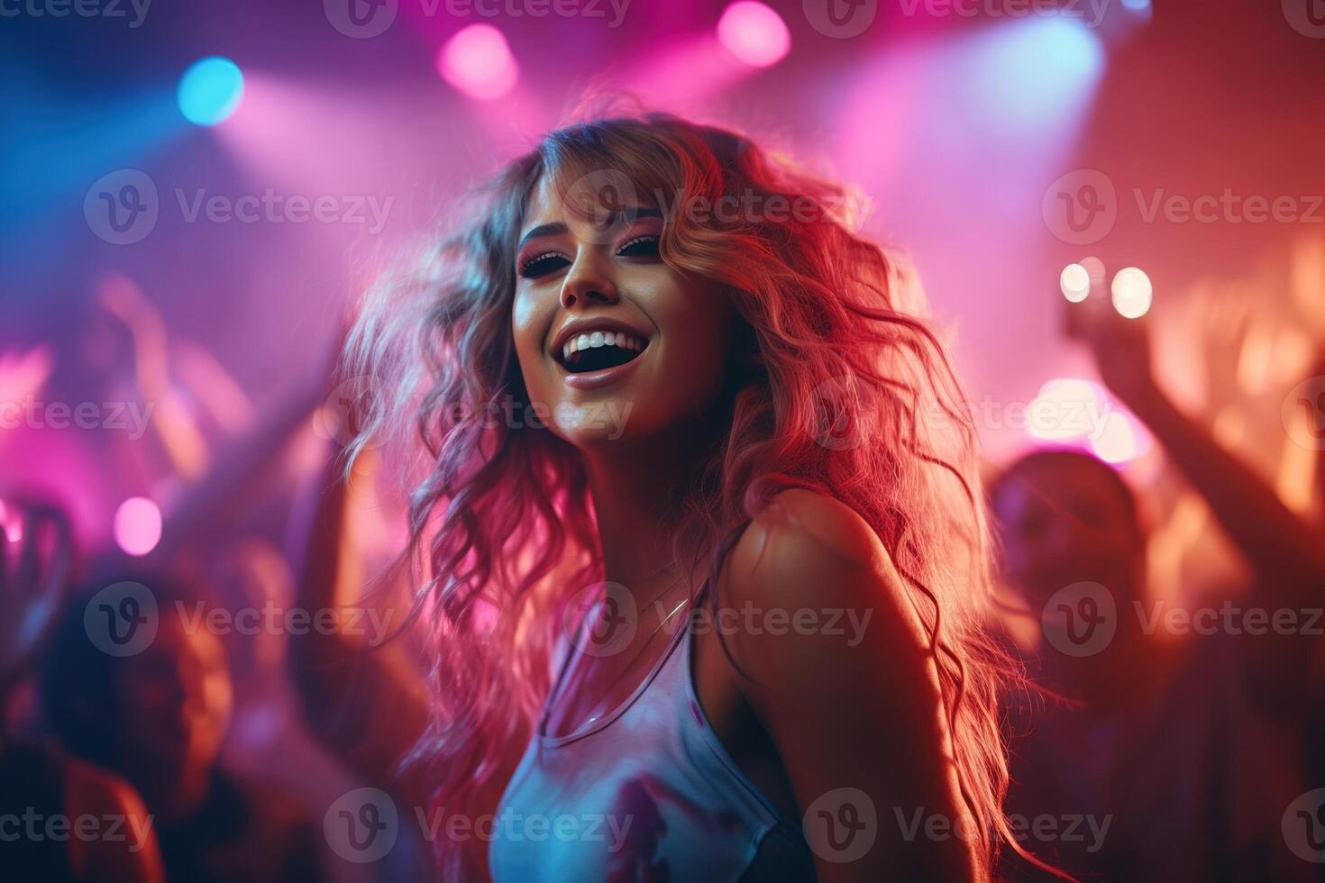 ai genererad charmig lockigt ung kvinna i en färgrik undertröja har roligt i en nattklubb under neon lampor bland dans människor foto