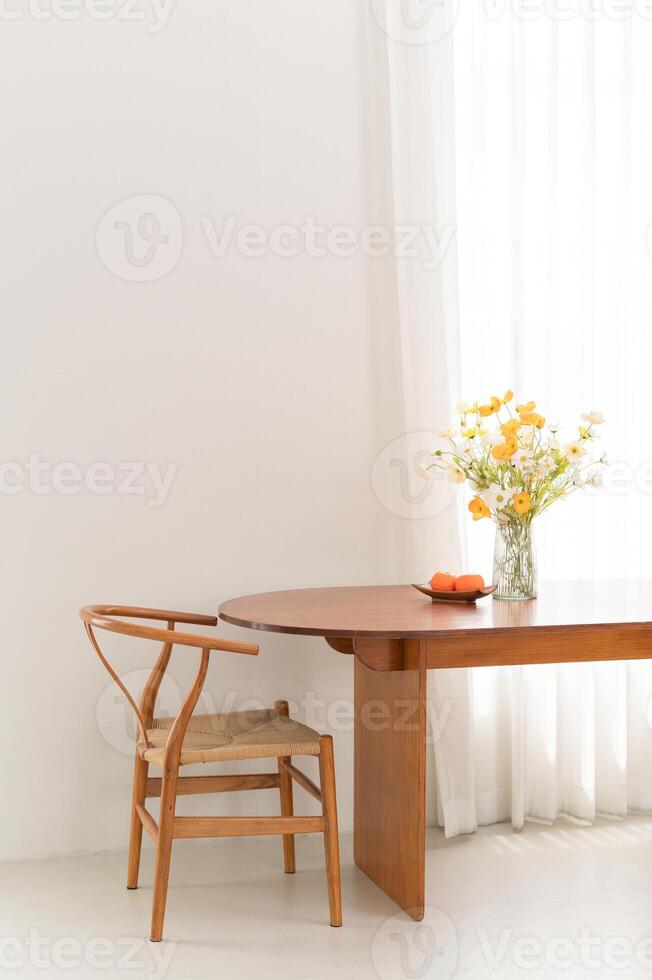 mysigt och elegant Hem interiör med modern möbel och eleganta dekor. Lägg till Rör av natur med orange och artificiell blommig bukett i en vit vas. lyx och avslappning i bostads- begrepp. foto