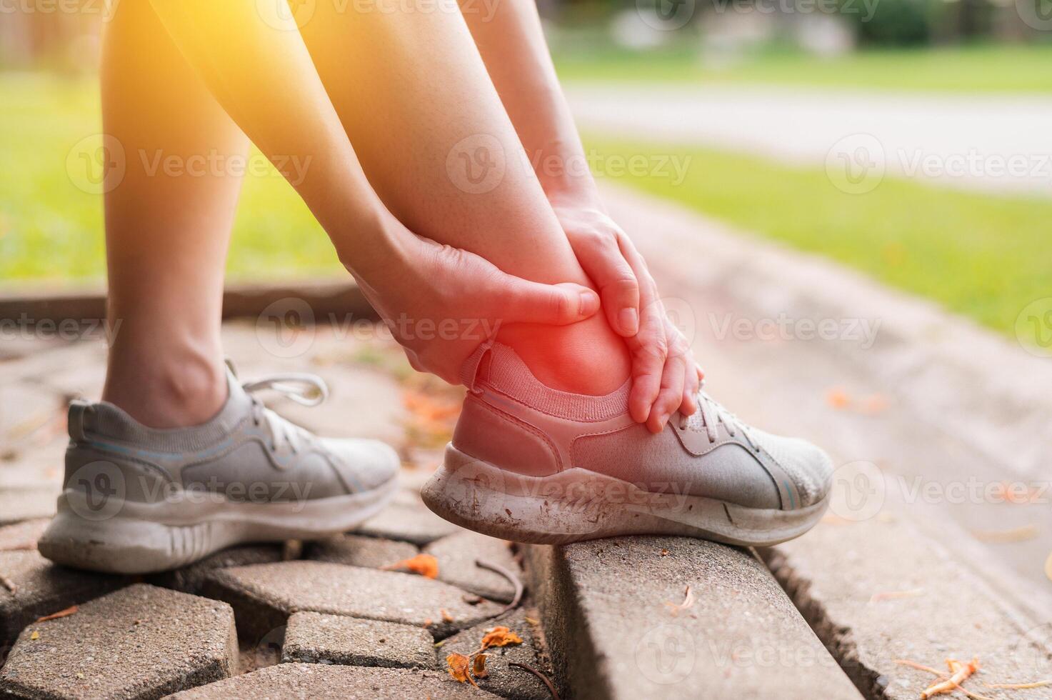 lindra smärta och obehag för kvinna joggare efterkörning. specialiserade vård för vrist skador till Stöd läkning och återhämtning. skaffa sig tillbaka på Spår självsäkert. foto