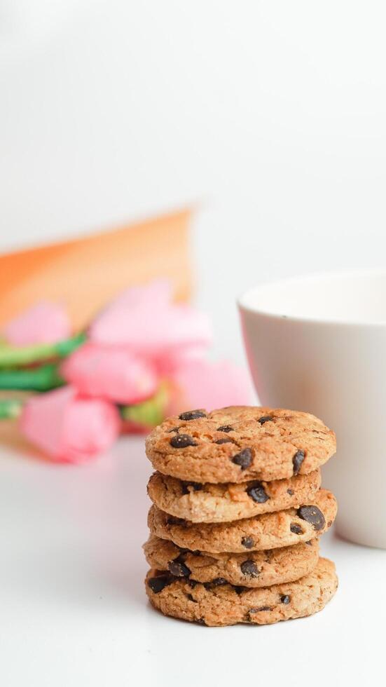 choklad chip småkakor på en vit bakgrund foto