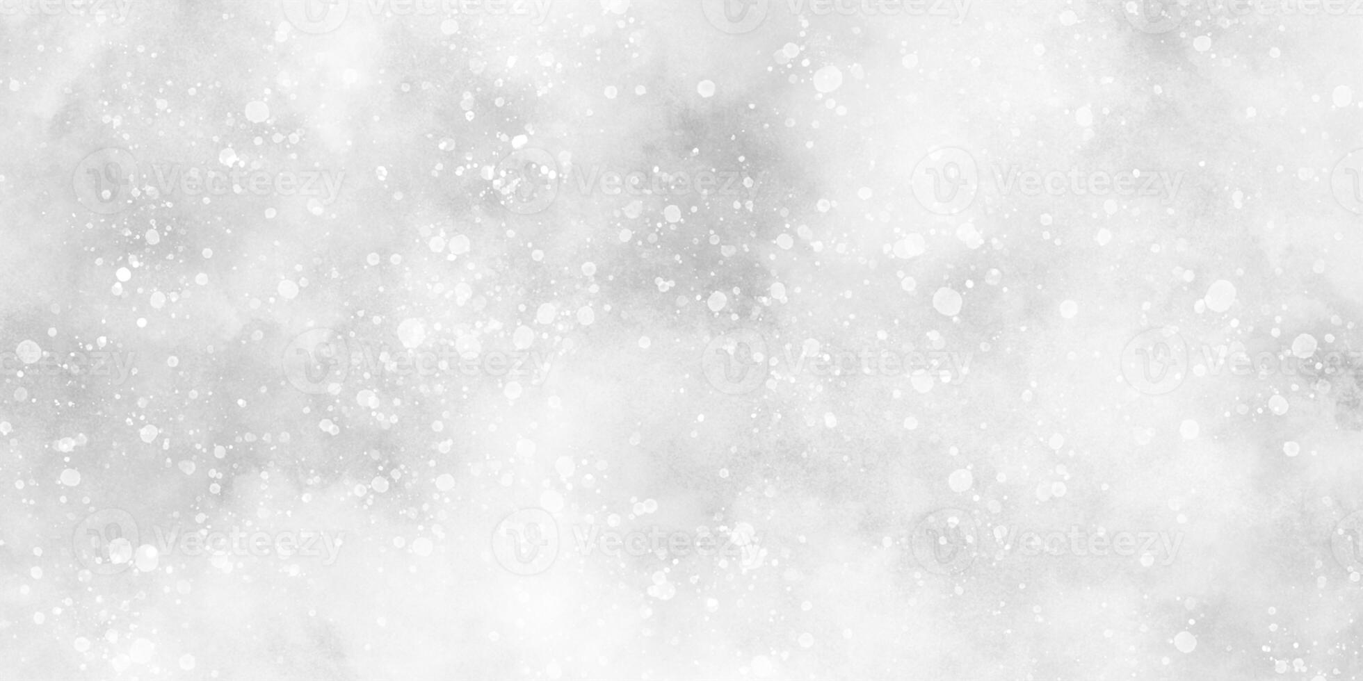 vit grå vattenfärg med stänk och mjuk lysande glitter, snö faller i de snö i de vinter- morgon, solsken eller gnistrande lampor och glittrande glöd vinter- morgon- av snö faller bakgrund. foto