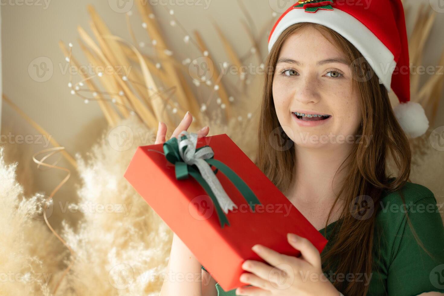 porträtt av Tonårs flicka med jul gåva låda. foto