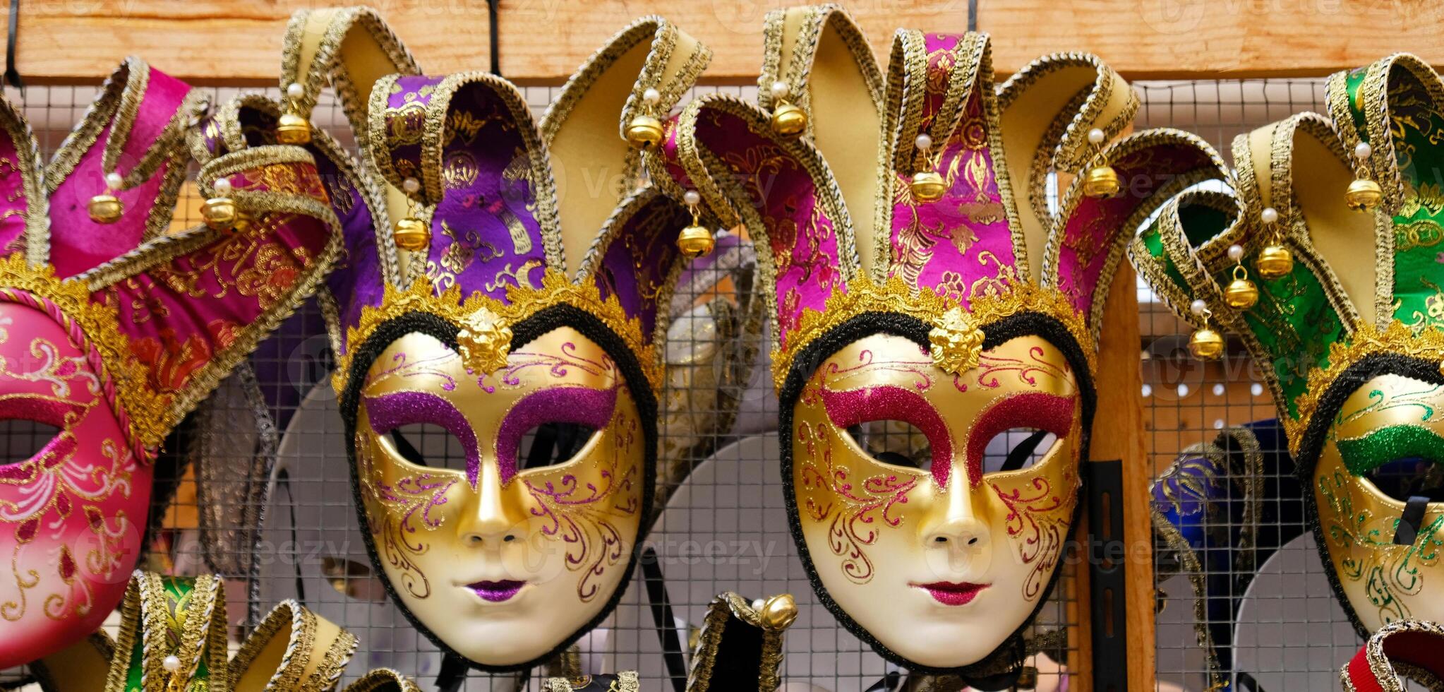 traditionell venetian masker på hyllor i souvenirer affär i Venedig, Italien. skön karneval masker i mängd av färger. äkta och original- venetian fullt ansikte masker för karneval. foto