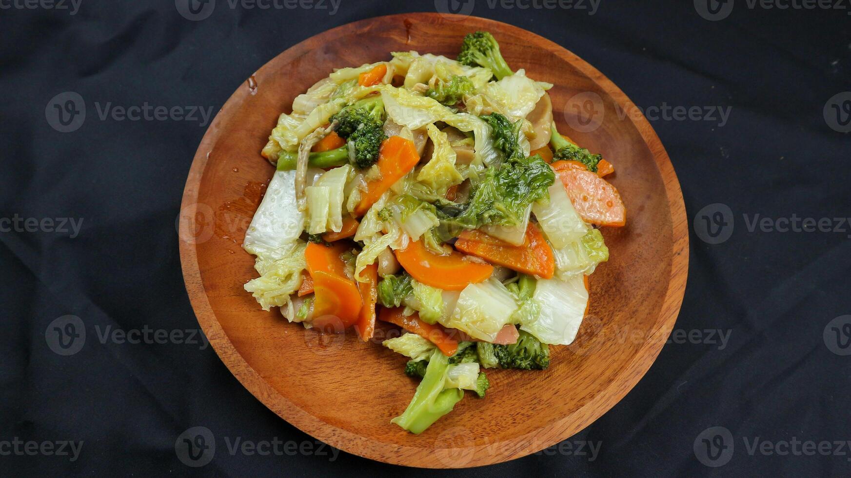 friterad capcay eller keps cai eller hokkien är en blandning av grönsaker Wokad med kyckling Övrig maträtter. isolerat på svart bakgrund. foto
