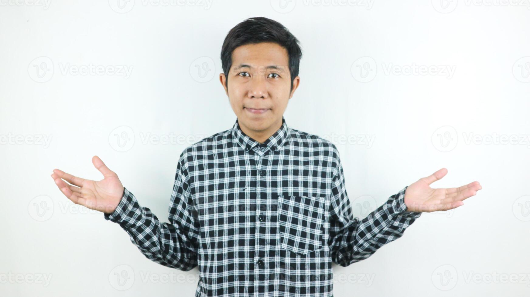 leende asiatisk man bär pläd skjorta ser på kamera studio skott isolerat på vit bakgrund. foto