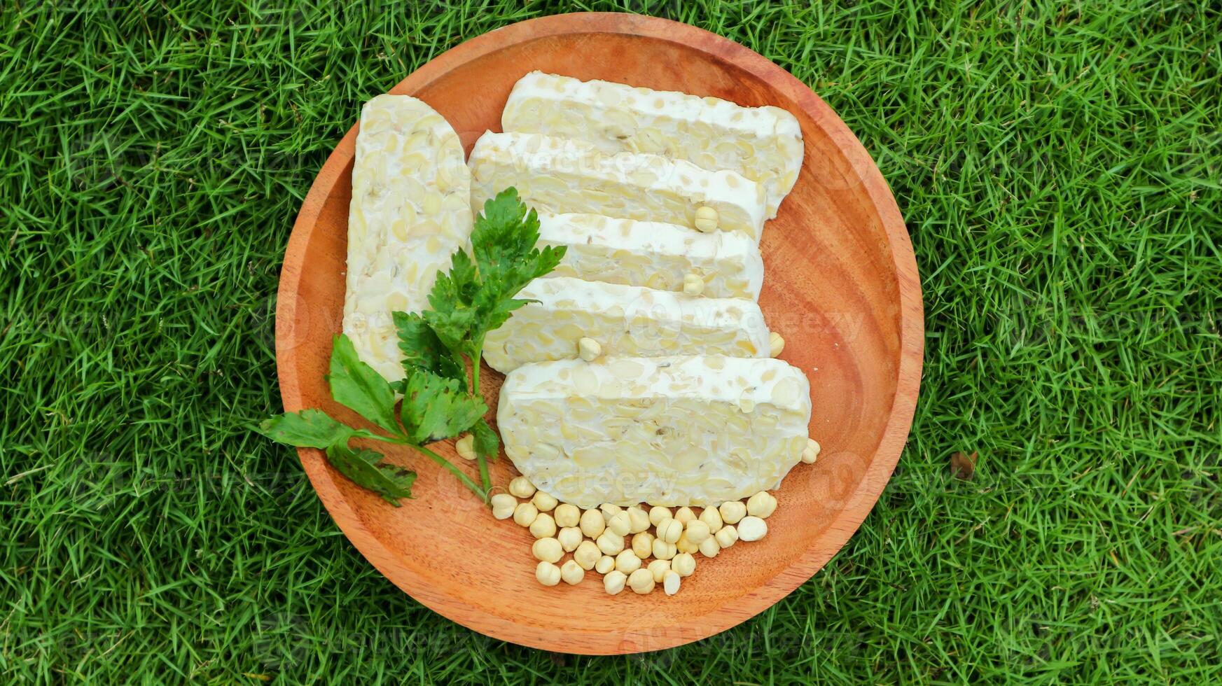 tempe skivor på en trä- tallrik. tempeh eller tempe är ett indonesiska specialitet. foto