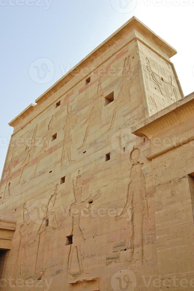 träsnideri farao och isis gudinna på pylon i philae tempel, egypten foto