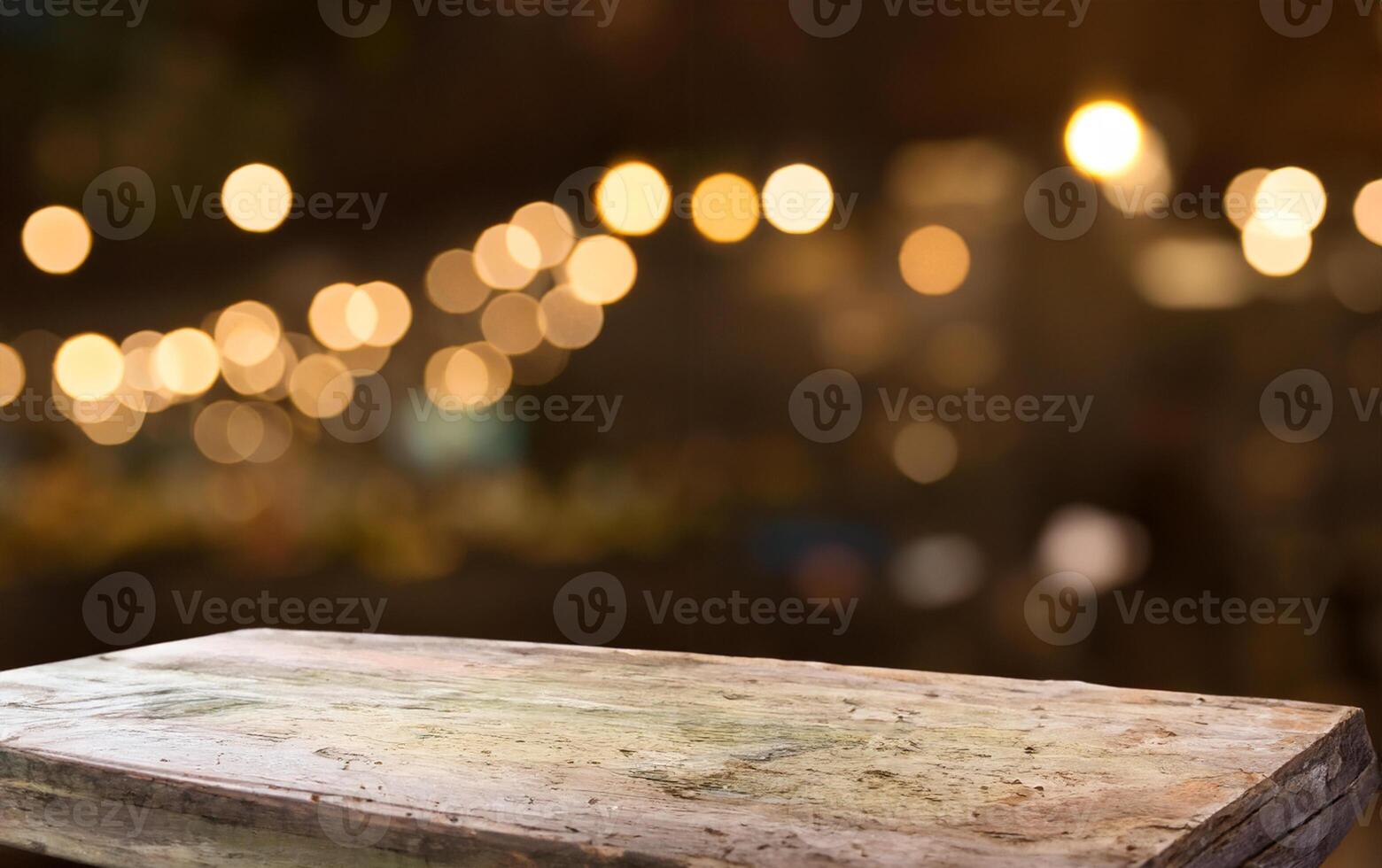 tömma trä tabell topp på fläck ljus guld bokeh av Kafé restaurang i mörk bakgrund foto
