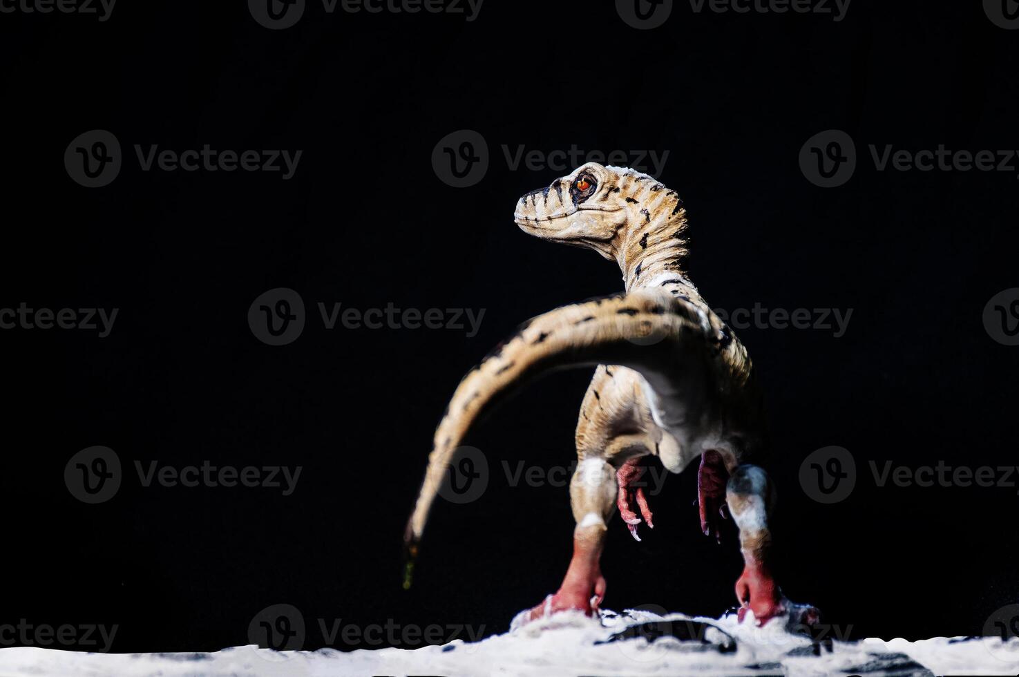 velociraptor dinosaurie i de mörk foto