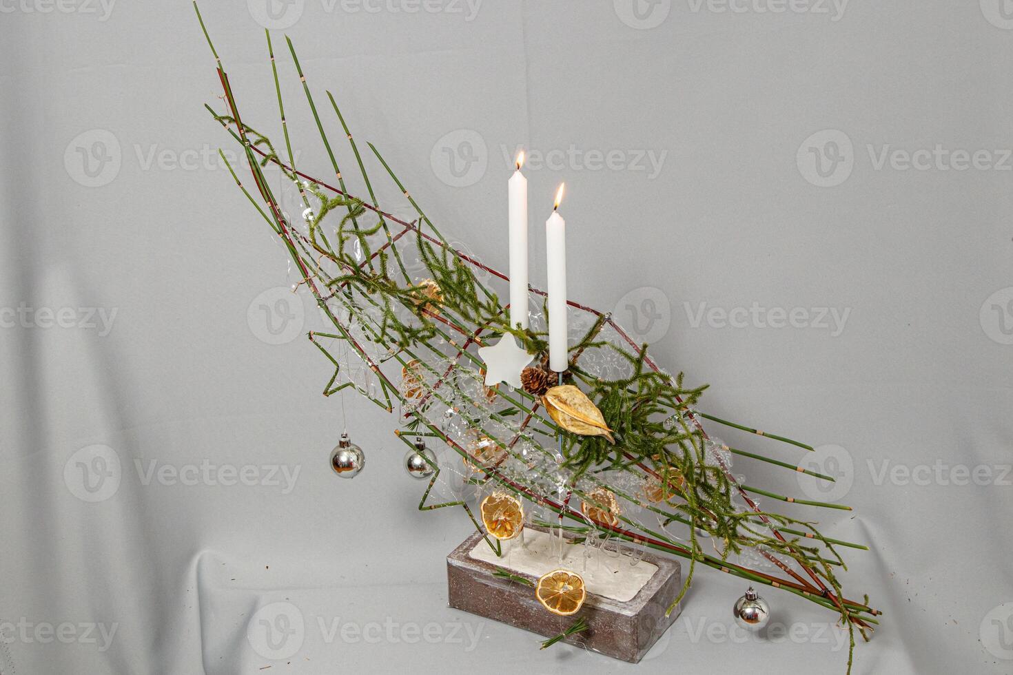 jul sammansättning av blommor och jul dekorationer foto