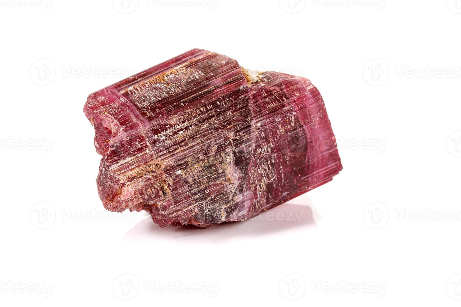 makro röd turmalin mineral sten på vit bakgrund foto
