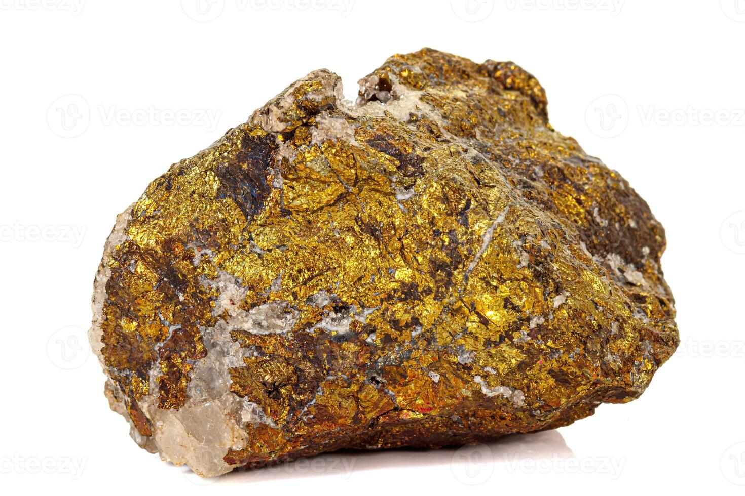 makro sten bornit mineral på vit bakgrund foto