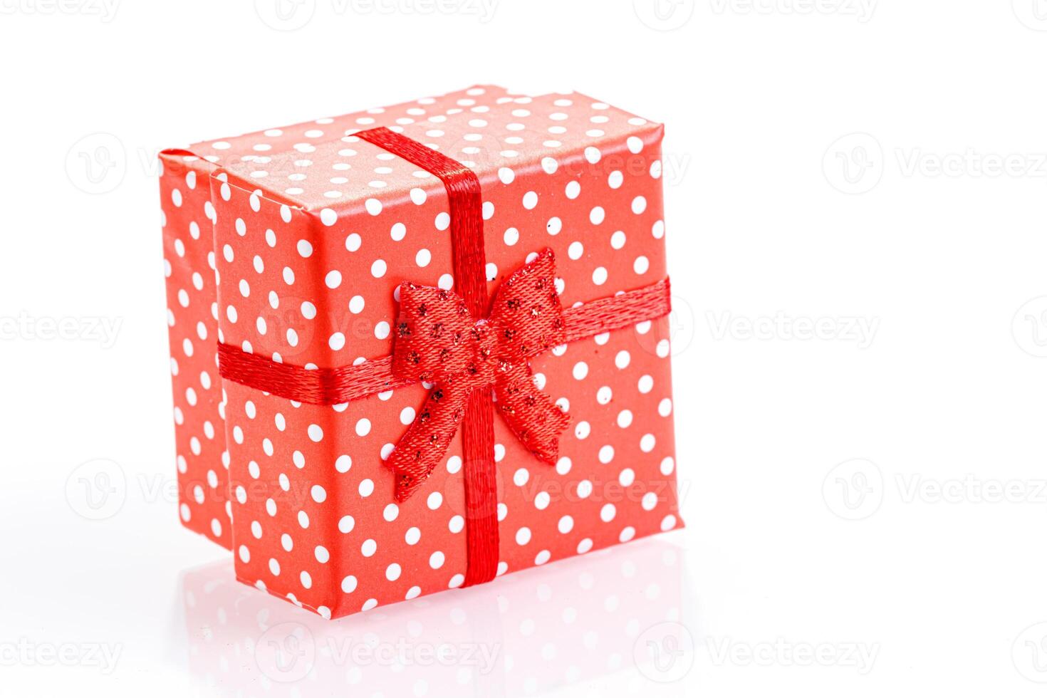 skön ny år röd gåva lådor på vit bakgrund foto