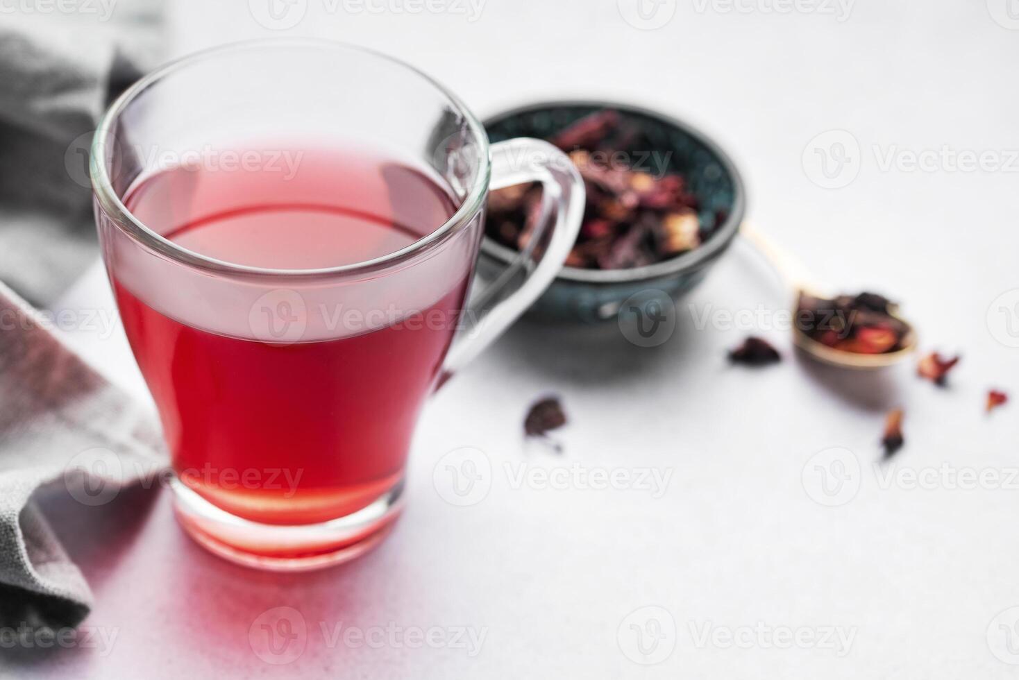 glas kopp av varm hibiskus te. foto