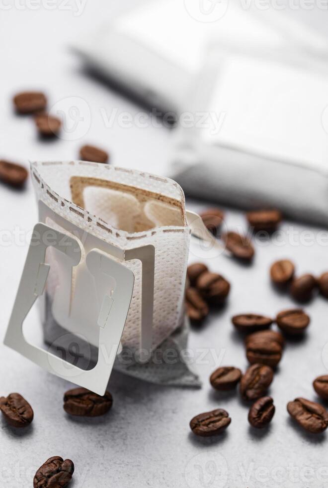 droppa kaffe papper påsar med kaffe bönor foto