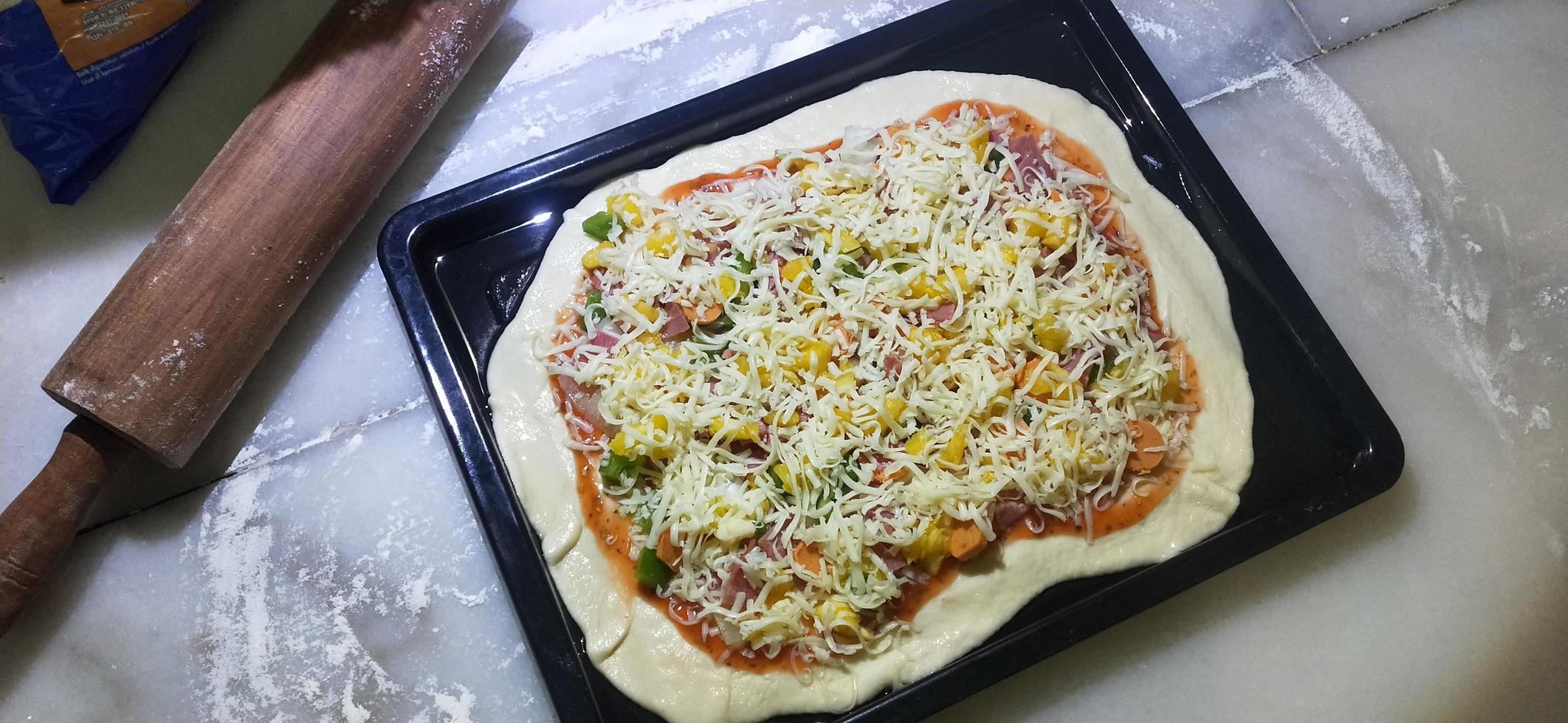 hemlagad pizza-stil pizzadeg foto
