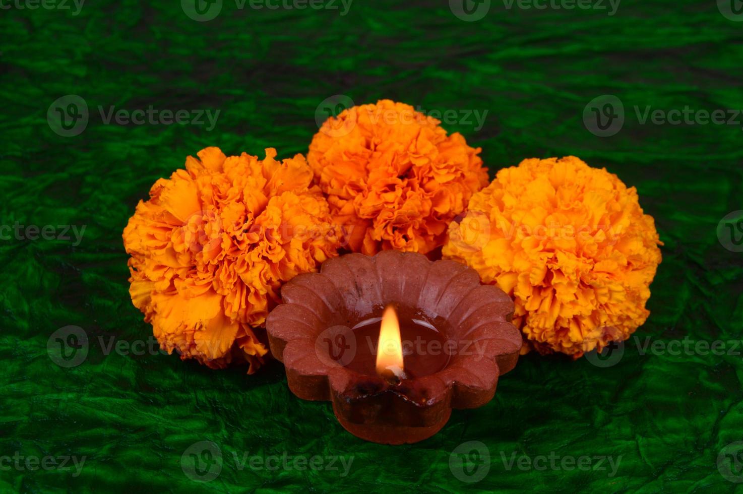 glad diwali - diya-lampor tänds under diwali-firandet. färgglada och dekorerade lyktor tänds på natten vid detta tillfälle med blomma rangoli, godis och presenter. foto