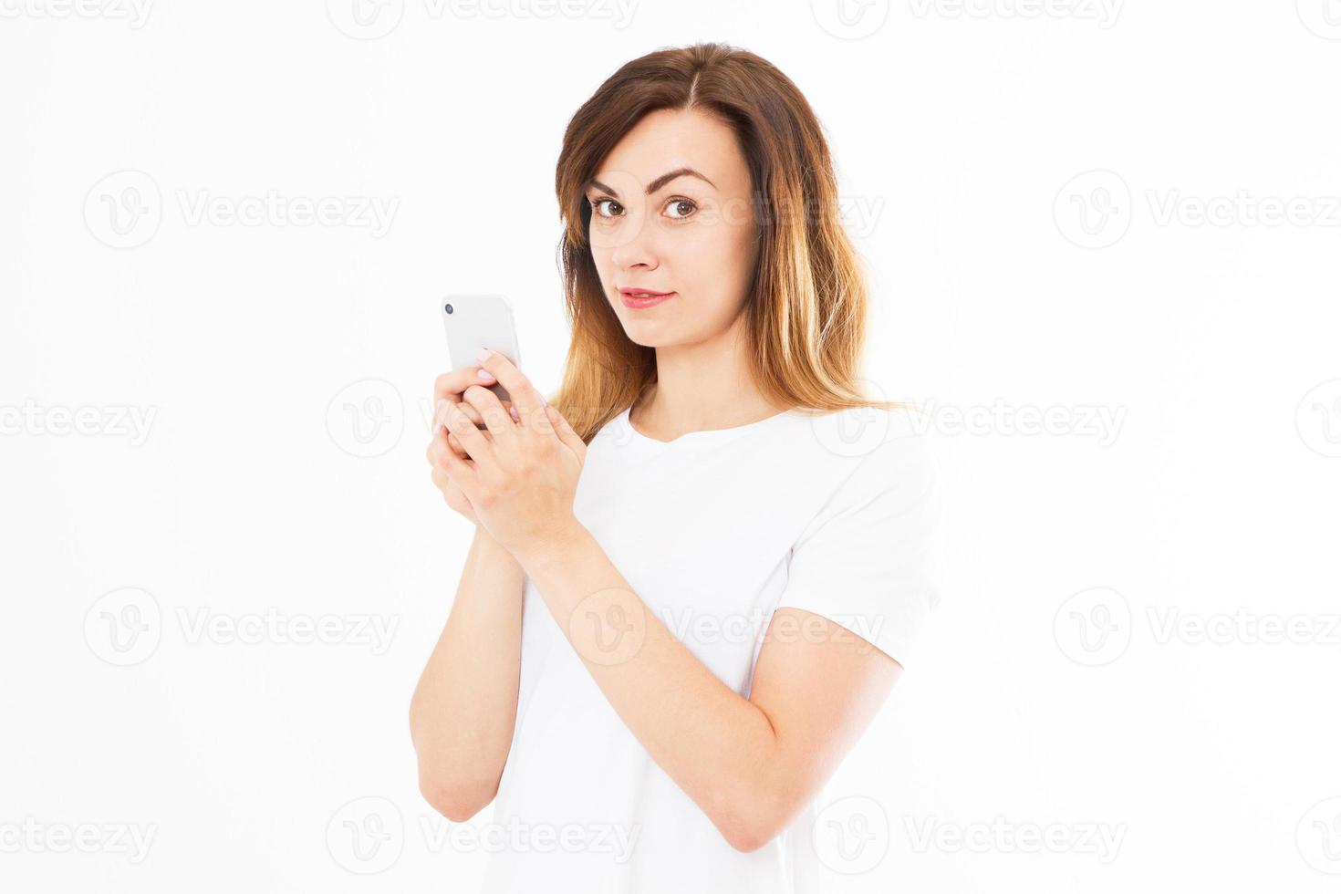 leende avslappnad vacker kvinna som håller telefonen över vit bakgrund. foto
