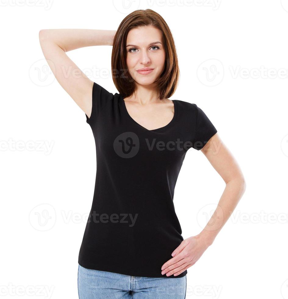 vacker brunett i svart t-shirt på vit bakgrund framifrån foto