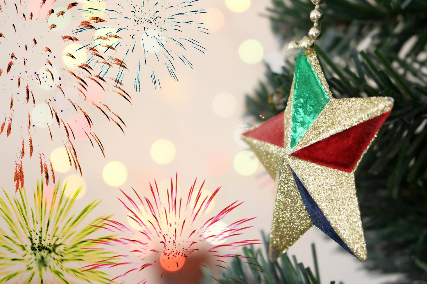 julgran med dekorationer guldstjärna med fyrverkerier bakgrund foto