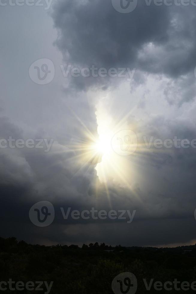 solstrålar som bryter igenom molnen foto