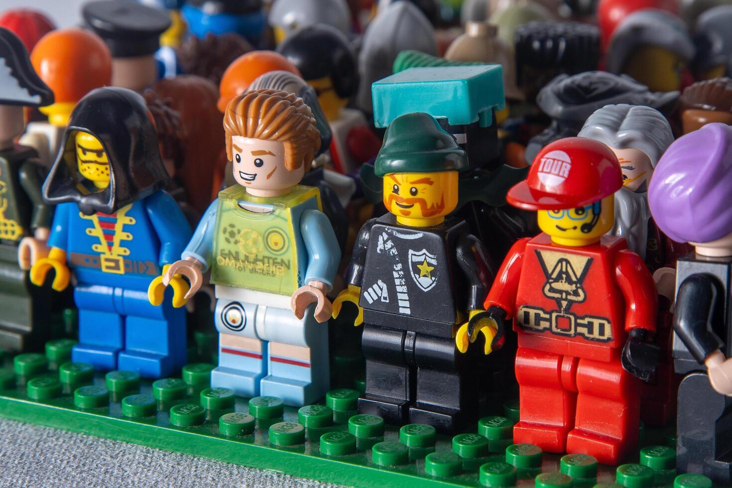 LEGO mini siffror uppsättning av annorlunda. spel leksak man. barns spel konstruktör tegelstenar. folkmassan av vänner. Ukraina, kyiv - januari 17, 2024. foto