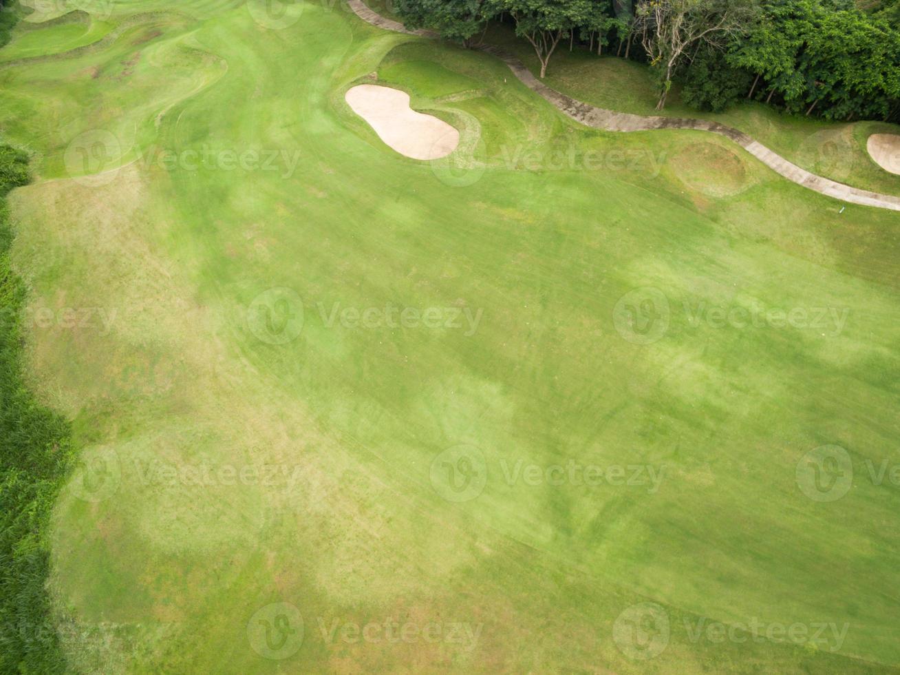 Flygfoto över vacker golfbana foto