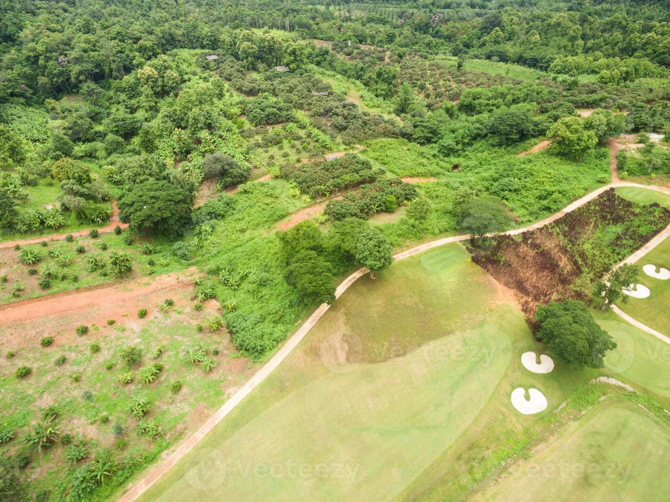 Flygfoto över vacker golfbana foto