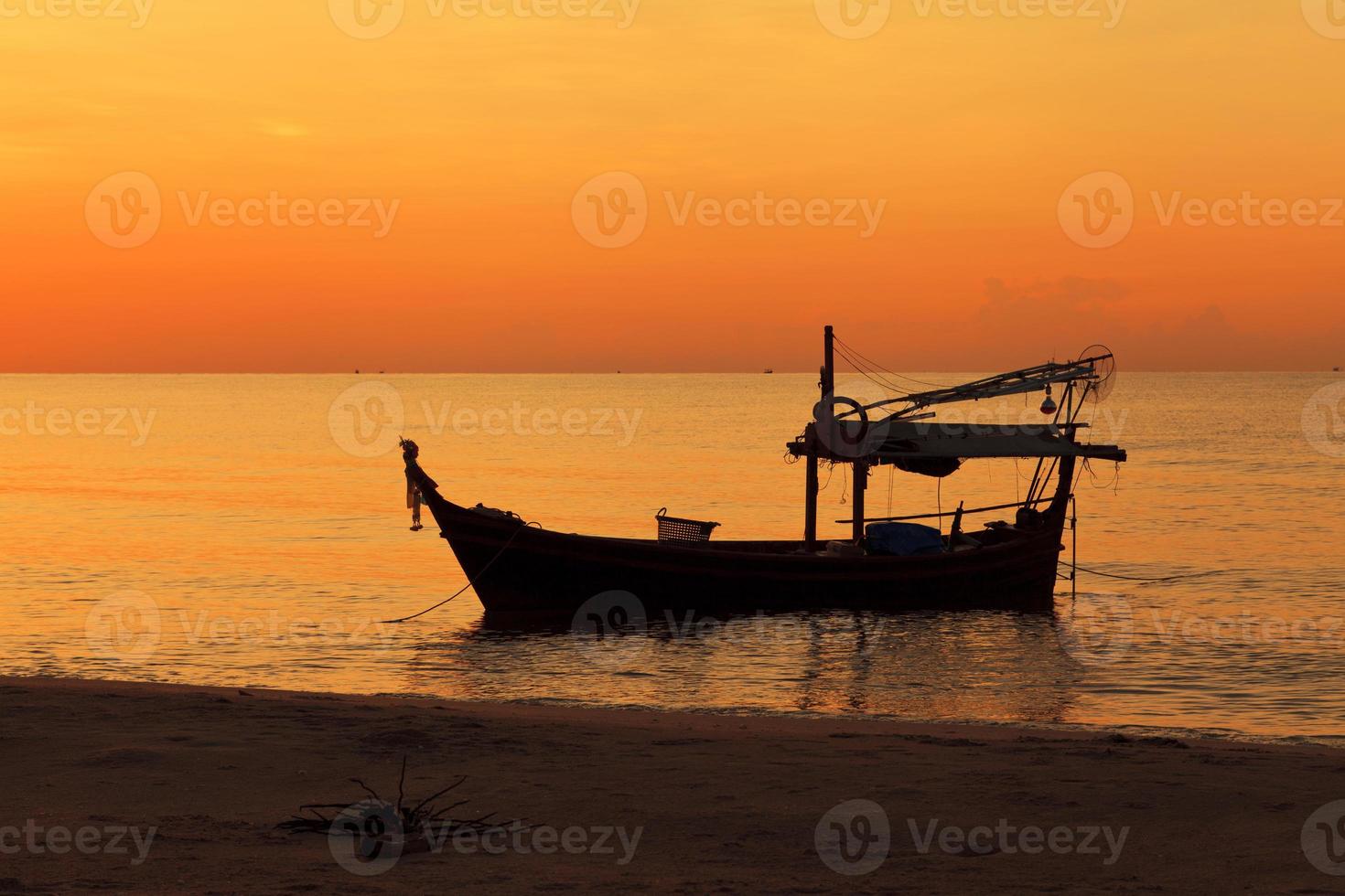 silhuett av fiskebåt vid solnedgången foto
