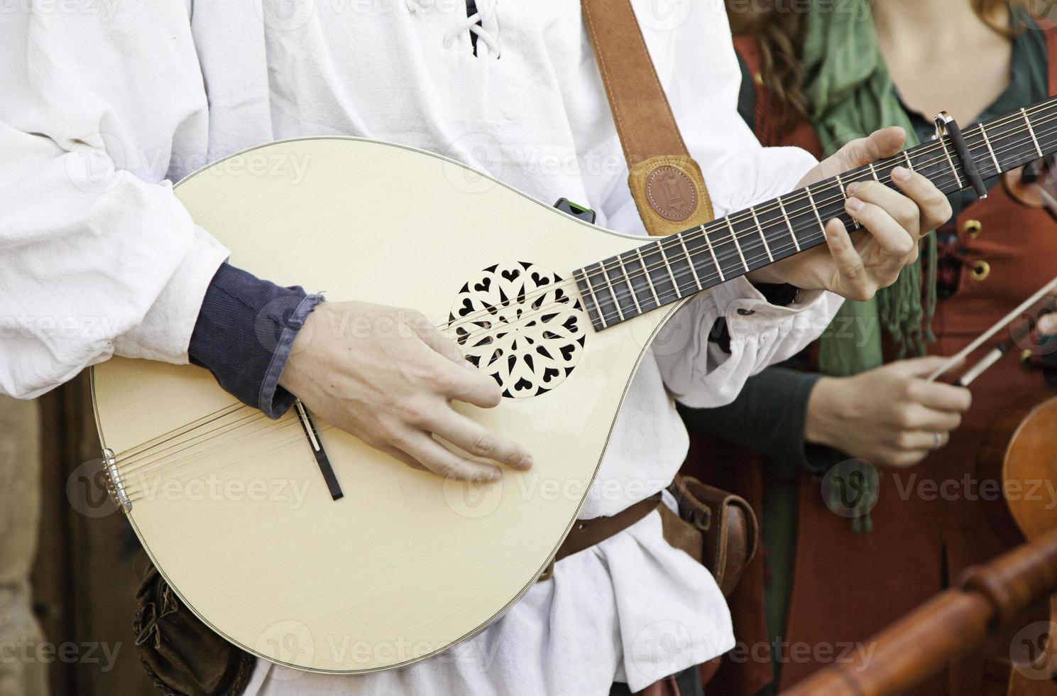 medeltida gitarrist man foto