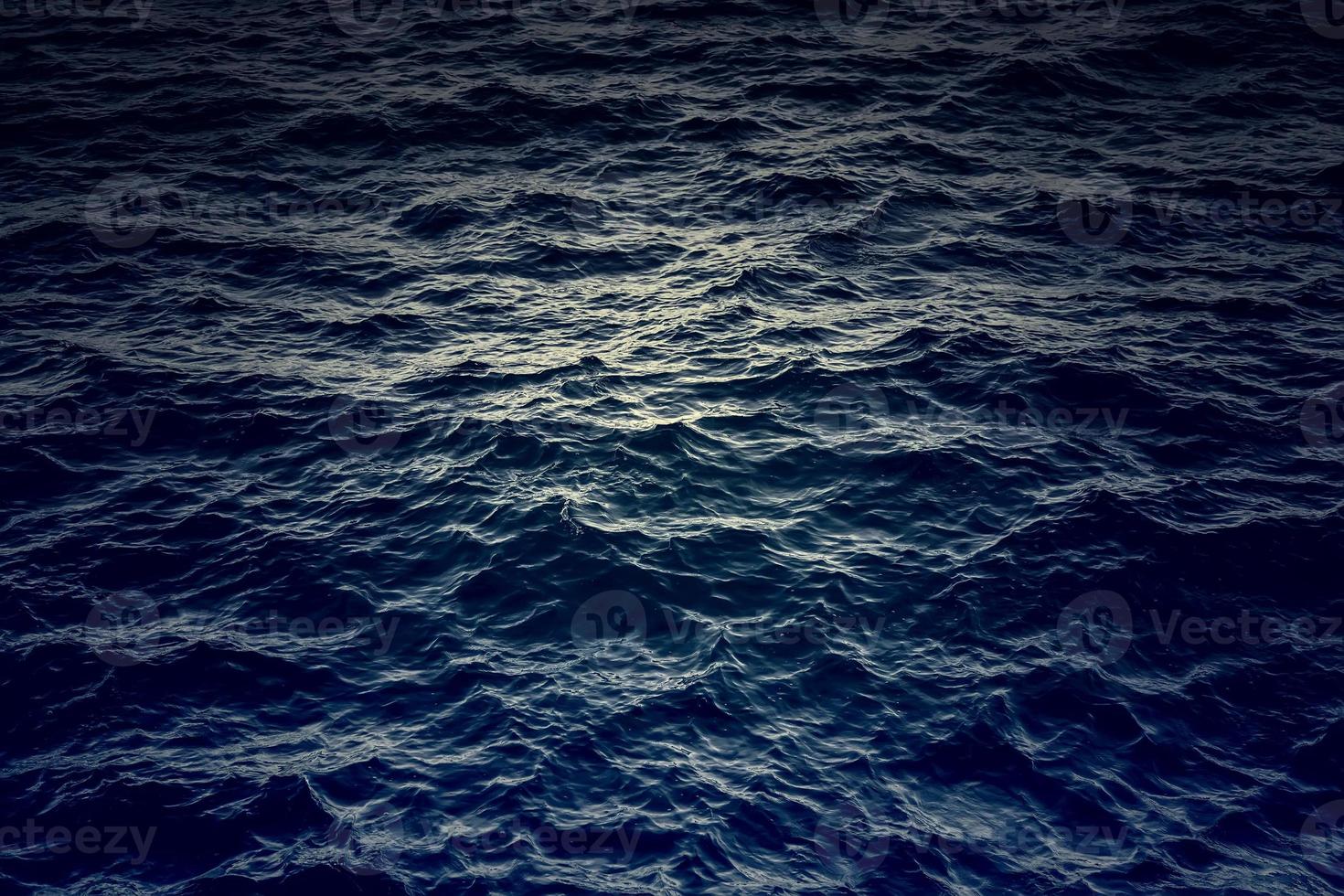 vågor i havsvatten foto