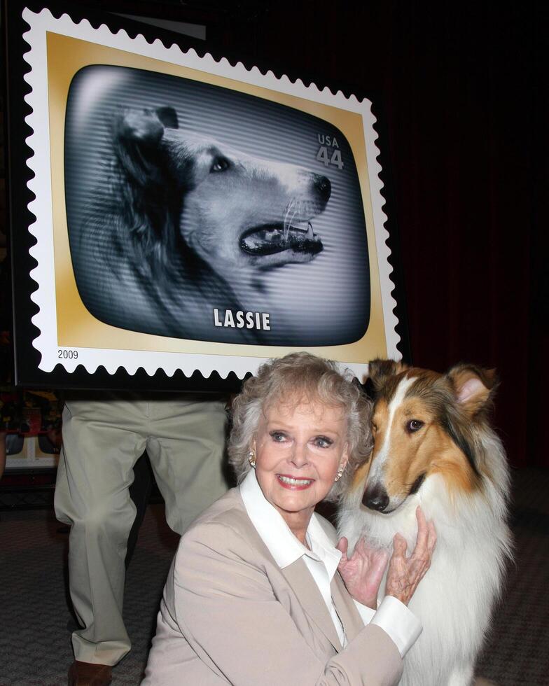 juni lockhart lassie på de usps stämpel avslöjande av frimärken uppfyllande tidigt tv memeoris på de TV akademi i Nej hollywood, ca på augusti 11, 2009 2009 foto