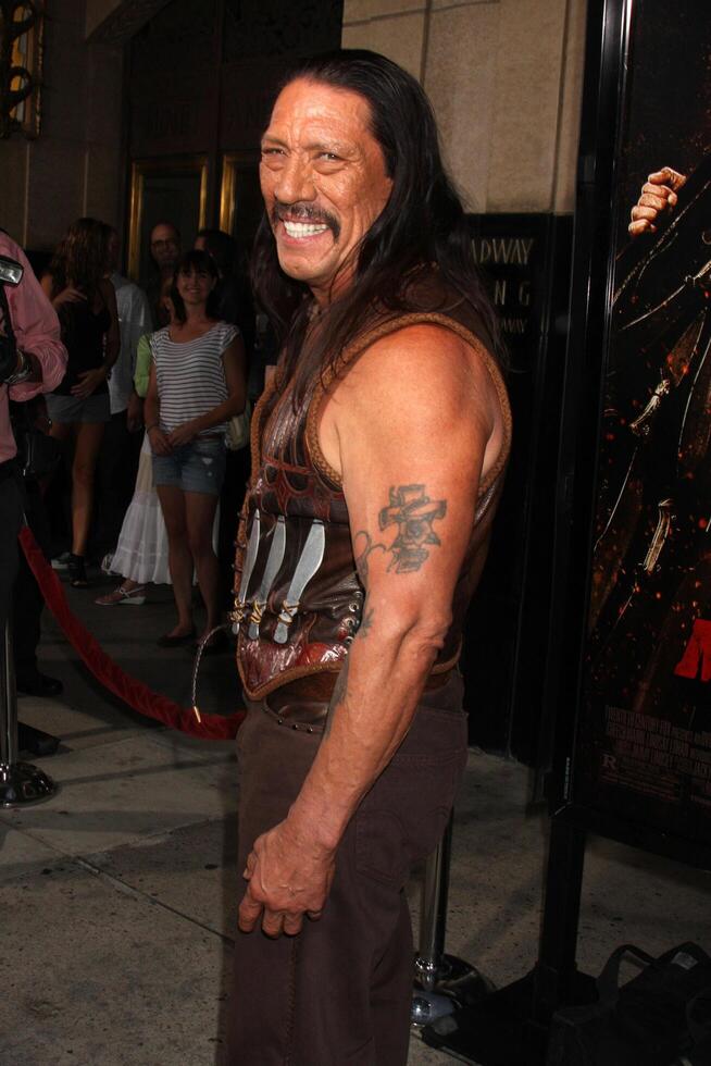 los angeles - aug 25 danny trejo ankommer på de machette premiär på orpheum teater på augusti 25, 2010 i los angeles, ca foto