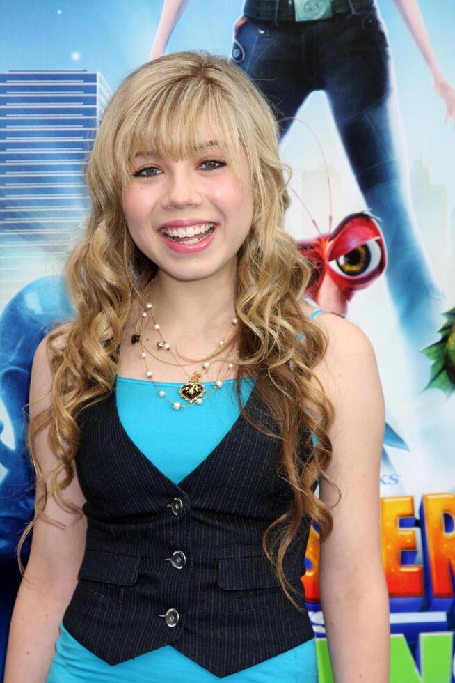 jennette Mccurdy anländer på de los angeles premiär av monster mot. utlänningar på gibson amfiteater i universell stad, ca på Mars 22, 2009 2009 foto