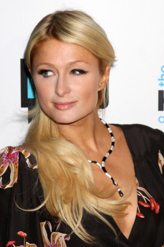 los angeles - okt 11 paris hilton ankommer på de verklig hemmafruar av beverly hlls premiär fest på trousdale teater på oktober 11, 2010 i väst hollywood, ca foto