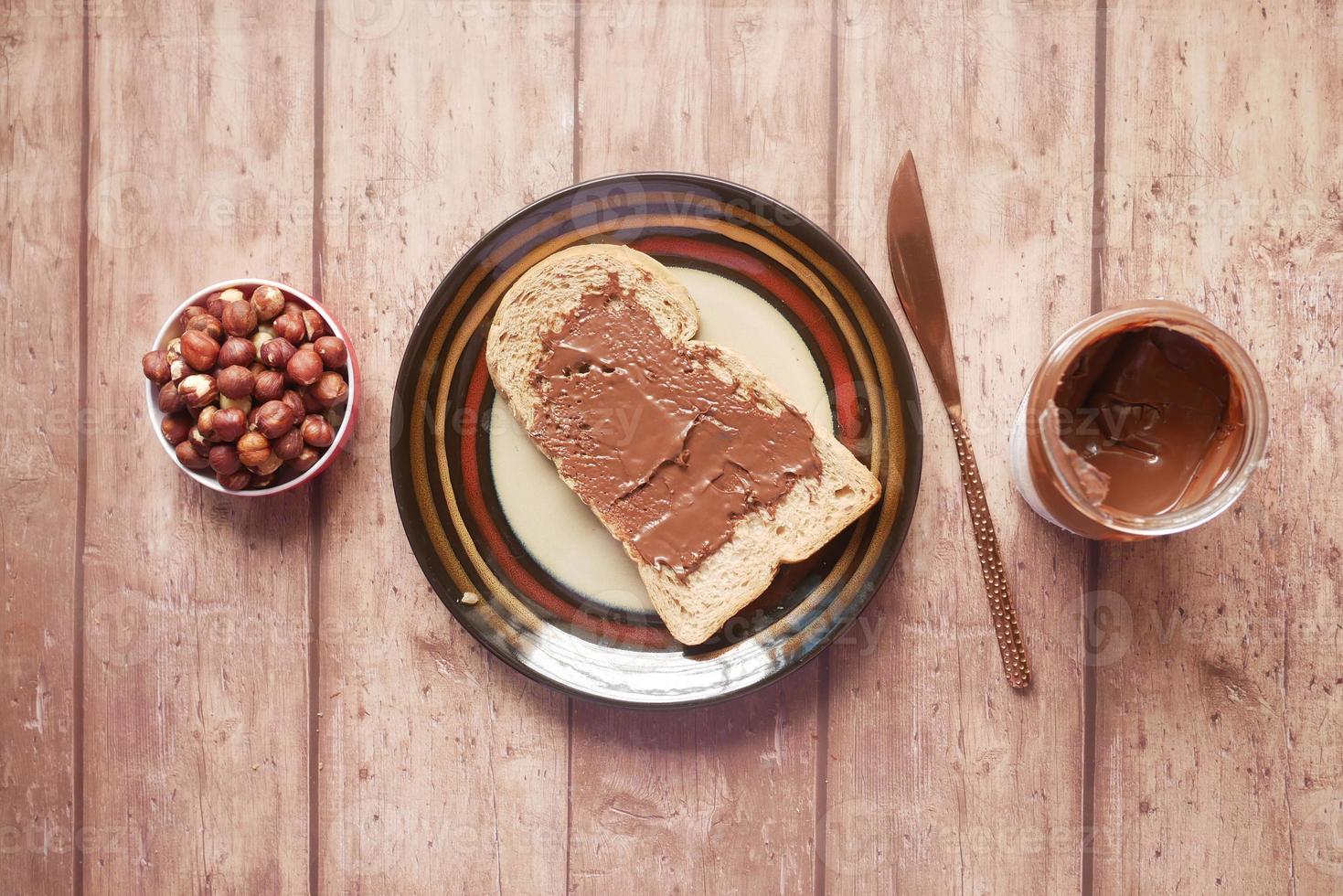 choklad hasselnöt bred på rostat bröd foto