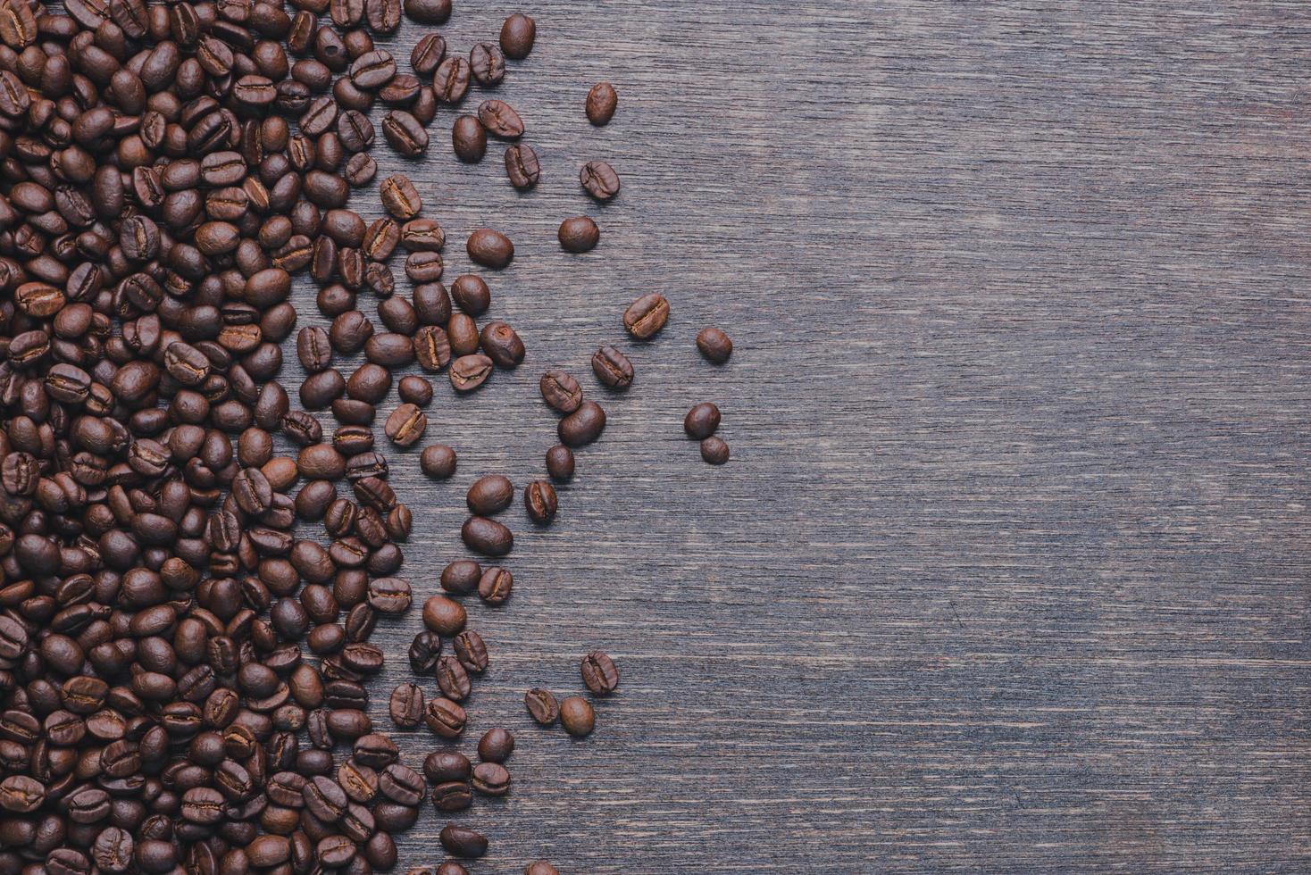 kaffebönor isolerad på svart bakgrund. med kopieringsutrymme för din text foto